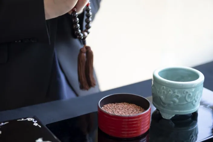 参拝室での供養風景