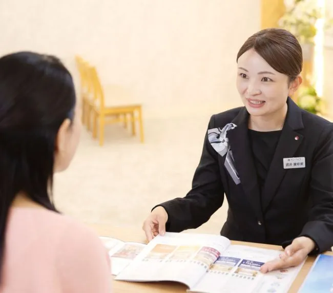 丁寧に対応するスタッフ