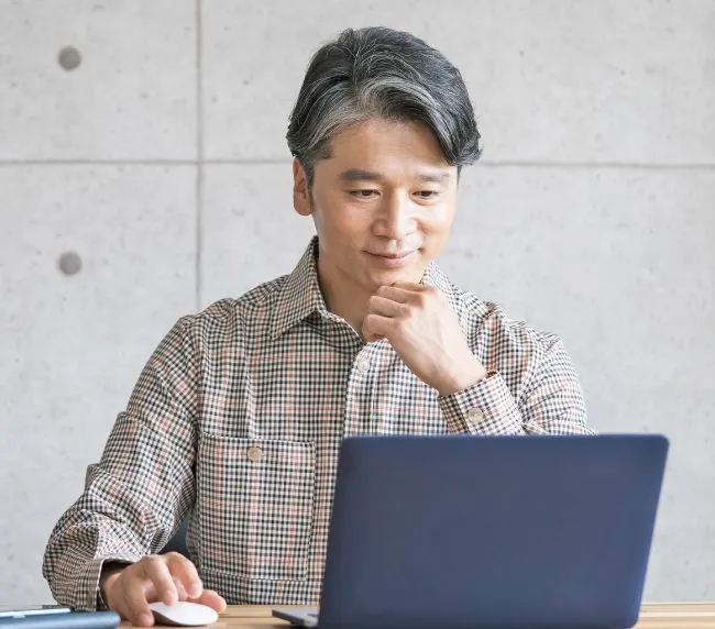 口コミを確認する様子