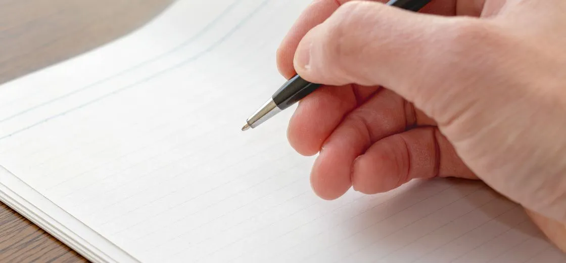 エンディングノートを書く様子