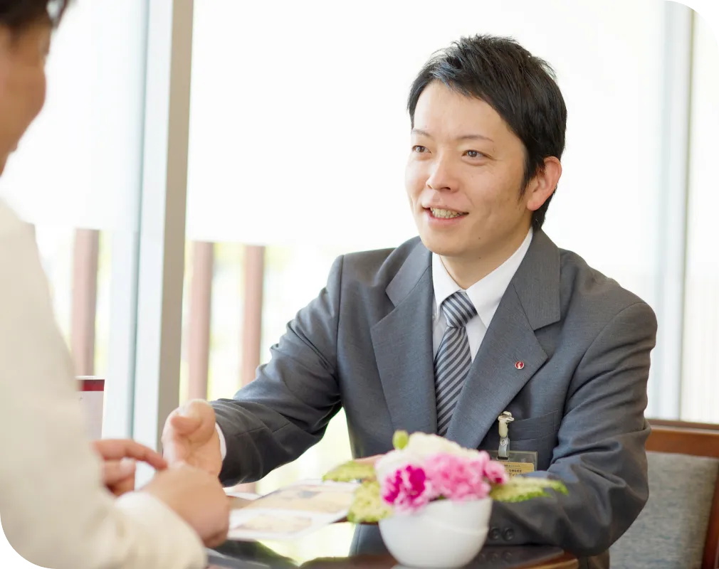 お客様に寄り添うスタッフの様子