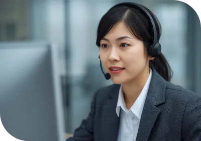 相談員がヒアリングしている様子