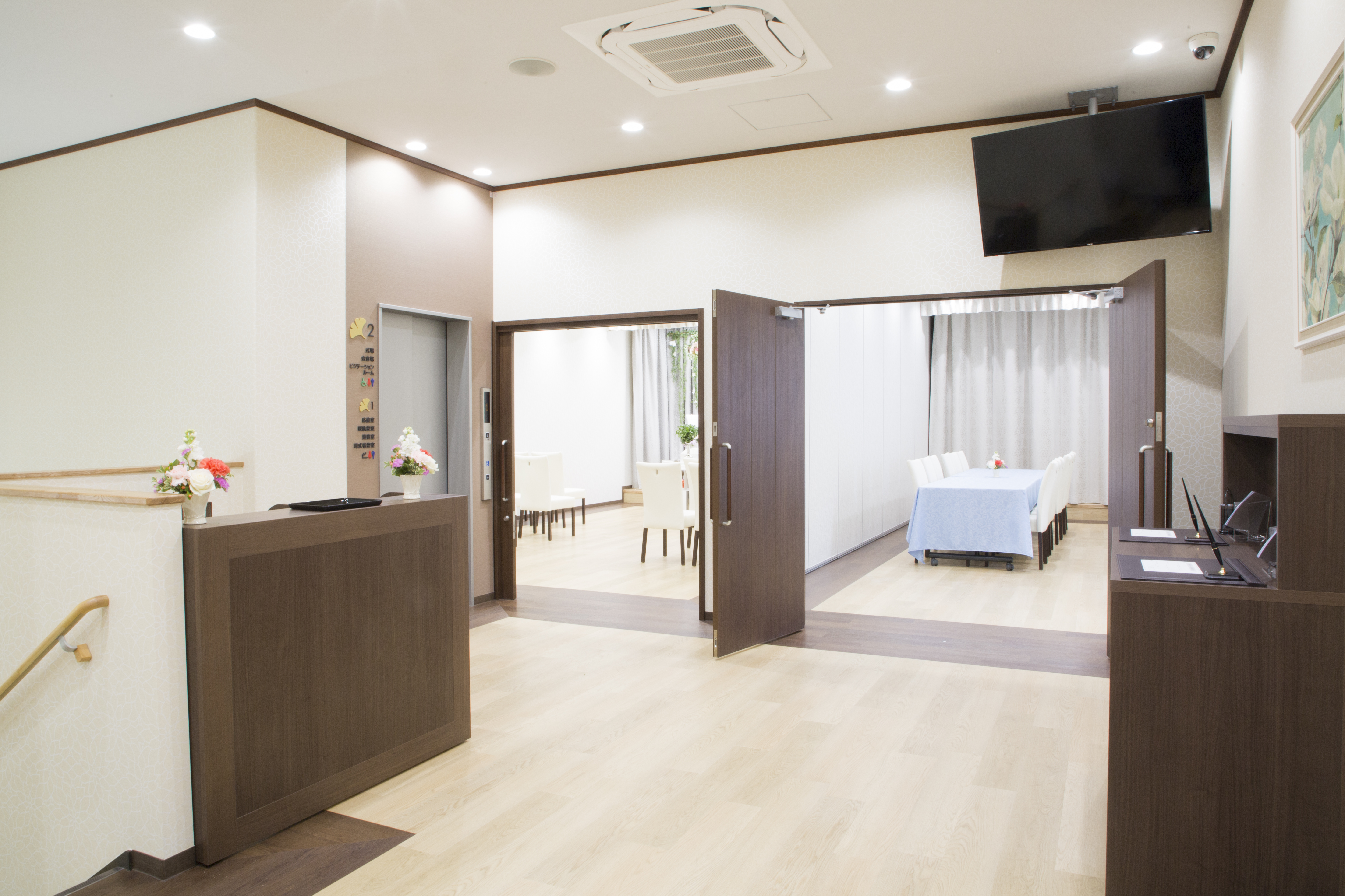 ファミリーホール高尾ロビー
