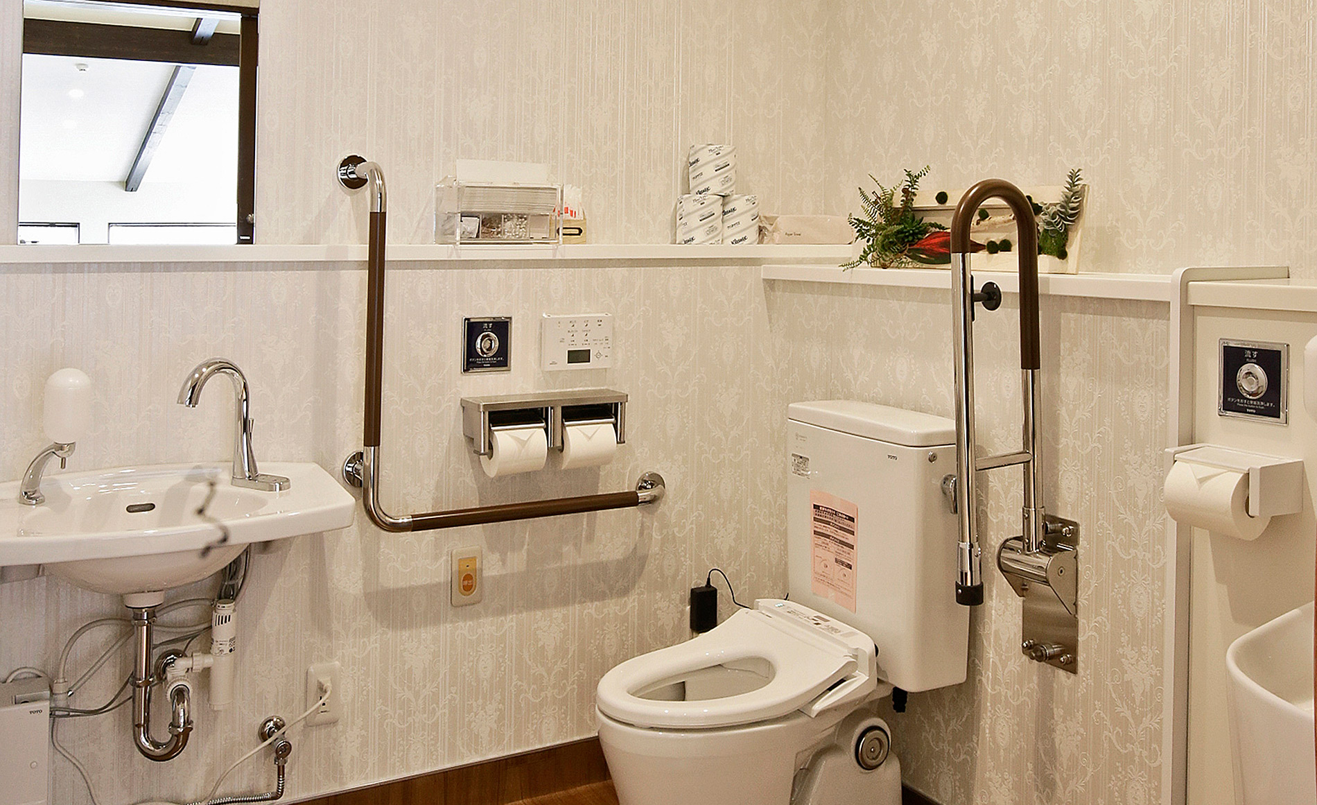 ファミリーホール二宮多目的トイレ