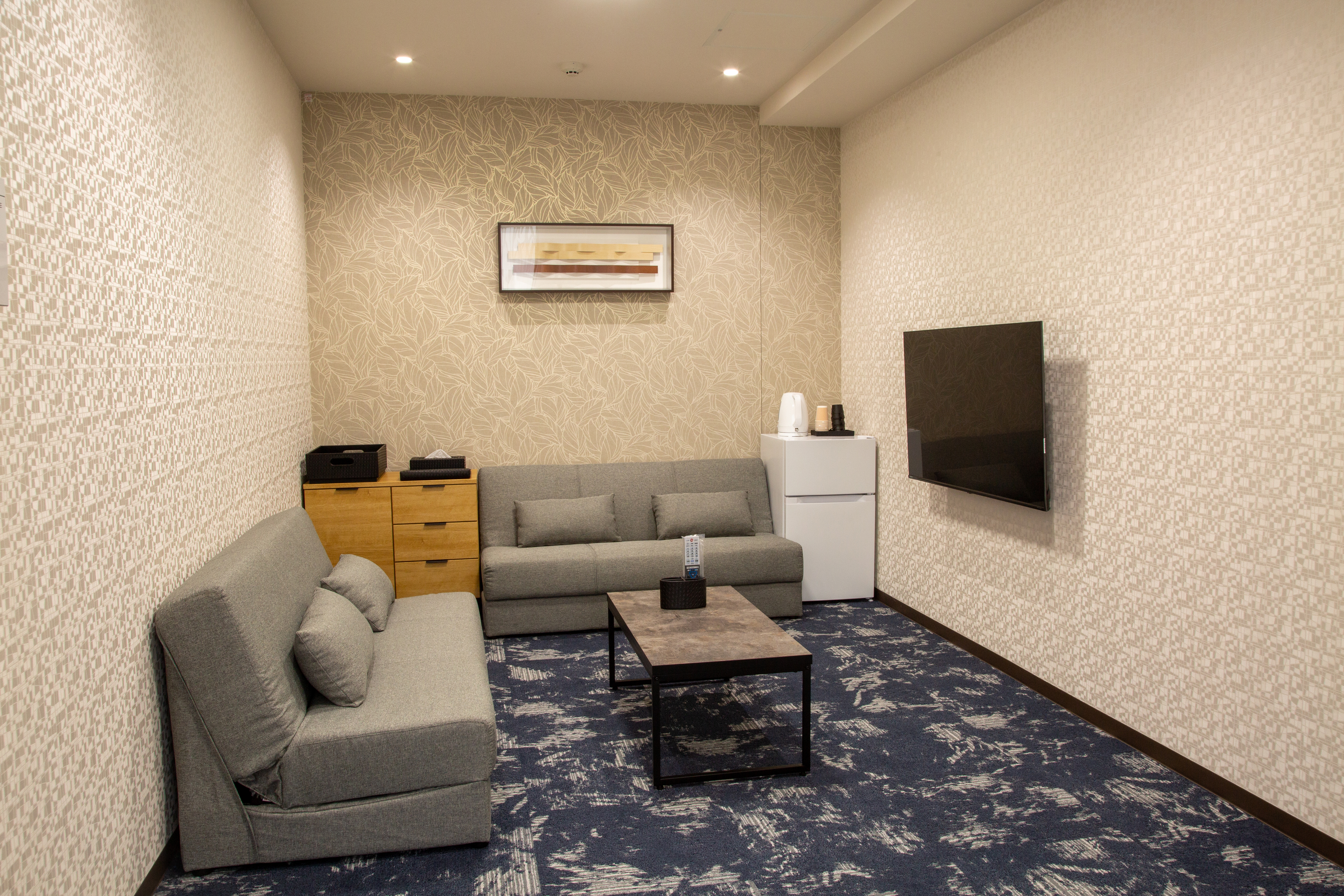 落ち着いた内装の親族控室