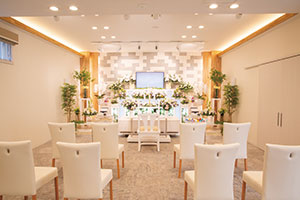 家族葬に最適な広さとアレンジ祭壇