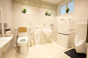 平塚南口ファミリーホール多目的トイレ