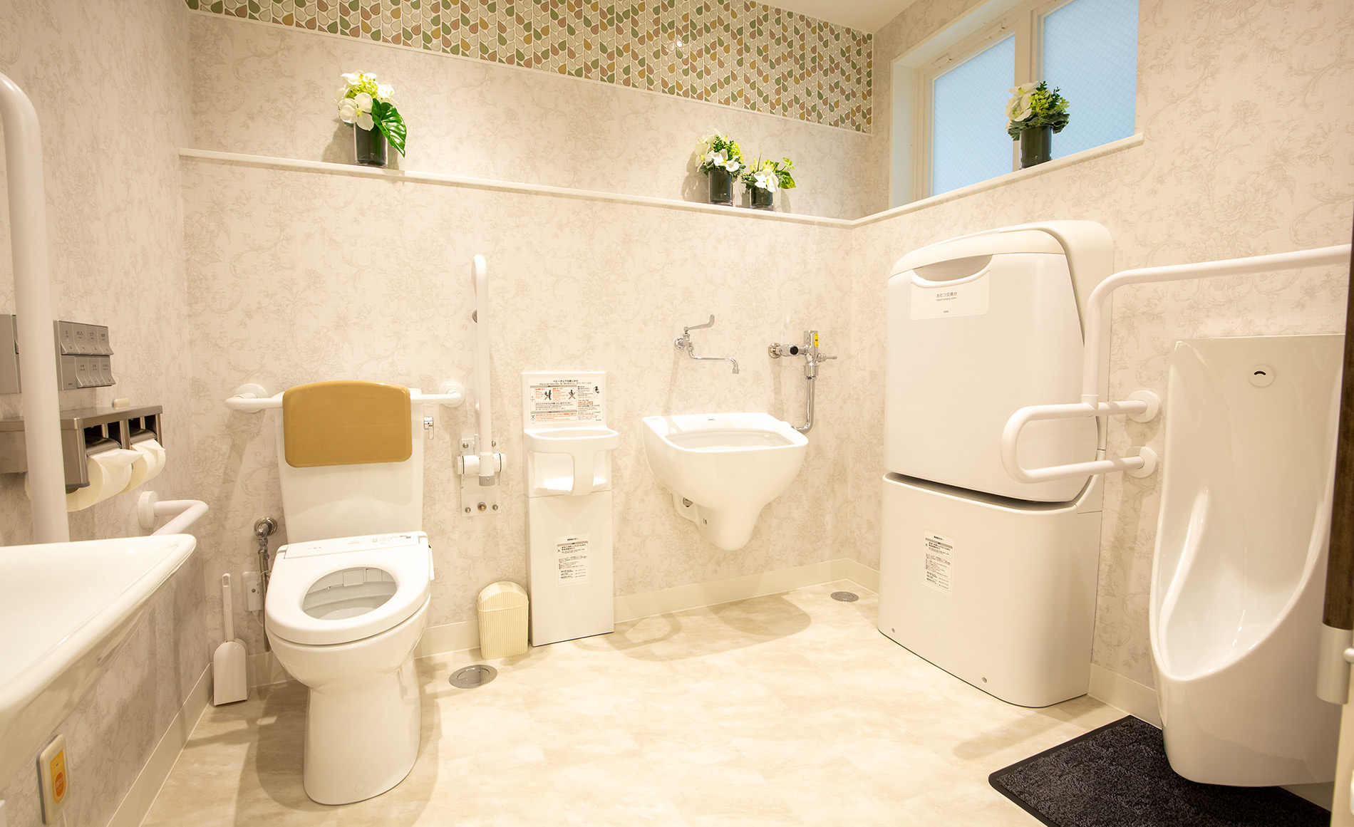 平塚南口ファミリーホール多目的トイレ