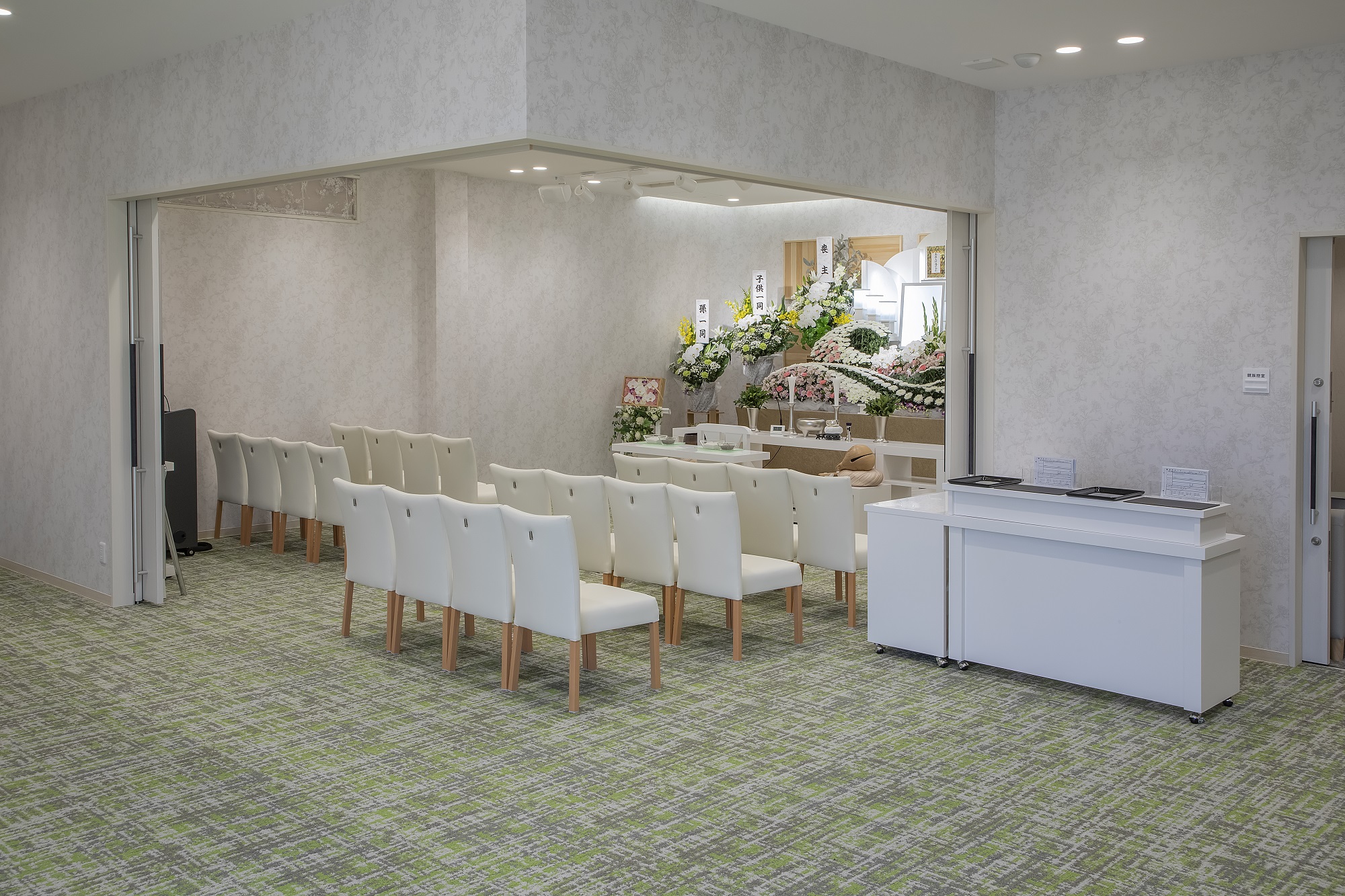 大和桜ヶ丘駅前ファミリーホール内観