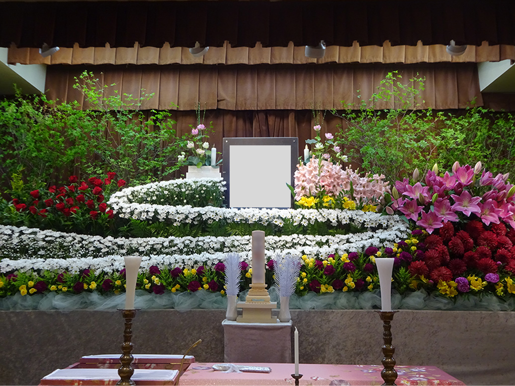 八王子市の葬儀｜一般葬で30名に見送られた義母へのお花の祭壇