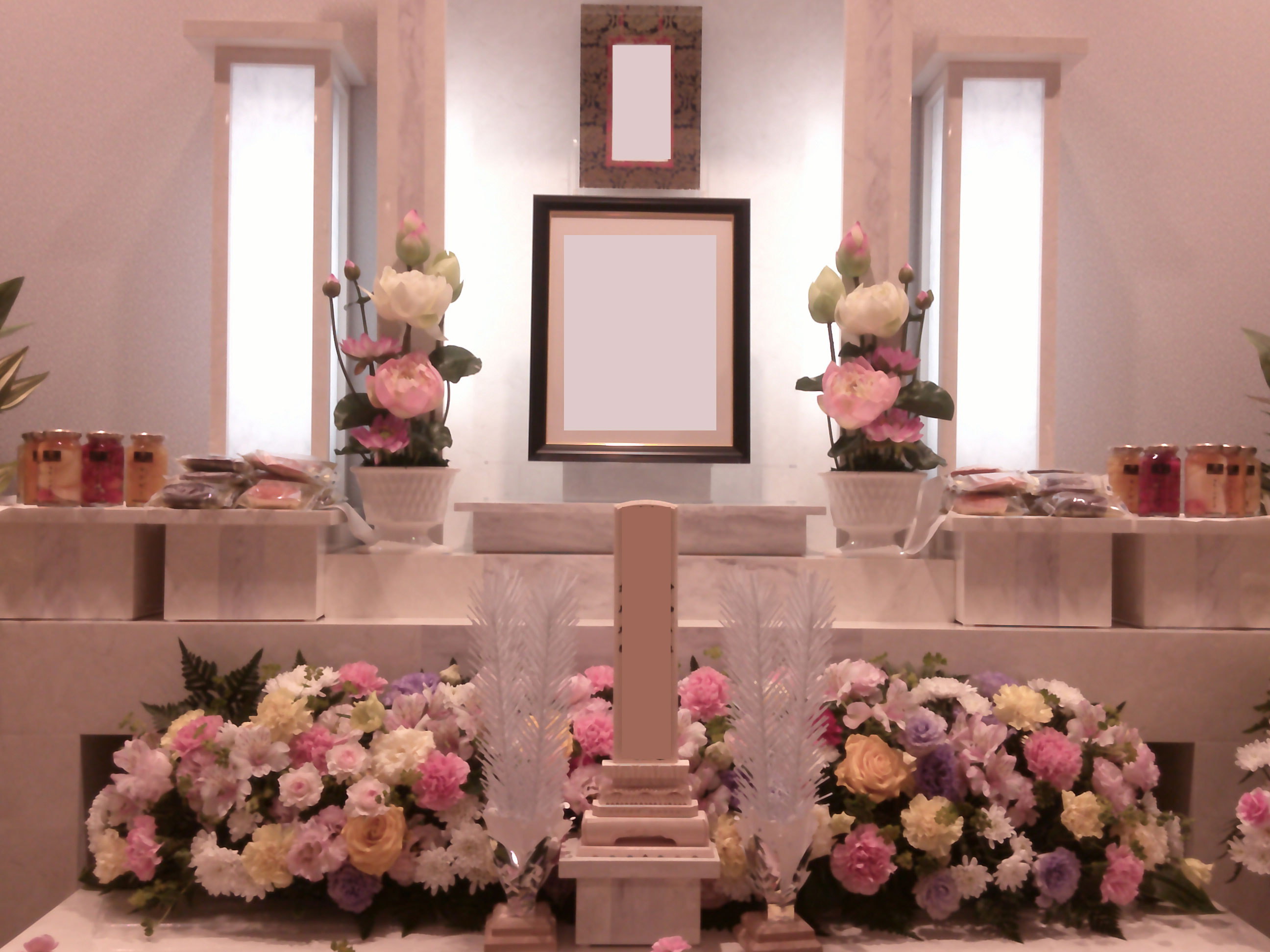 真鶴町の家族葬｜妹を10名でお見送り。お花に囲まれた温かいお式の記録