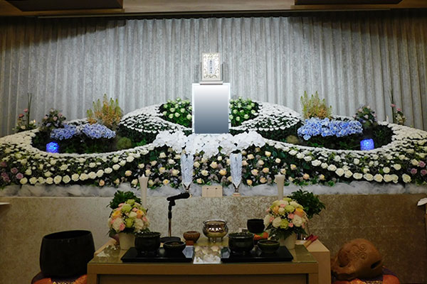 平塚市で母を送る１日での家族葬｜長男が選んだ10名の見送り