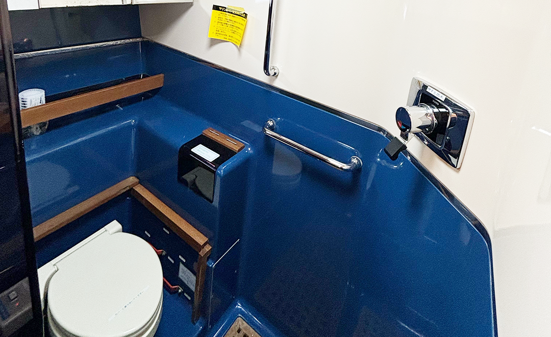 独立した洋式のトイレと洗面所を完備