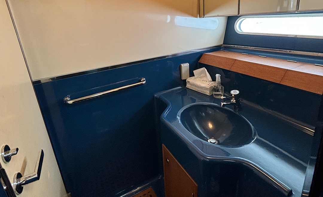 独立した洋式のトイレと洗面所を完備