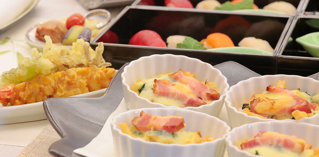 自社厨房でおつくりする天ぷらや寿司は、多くのお客様からお喜びいただいています。