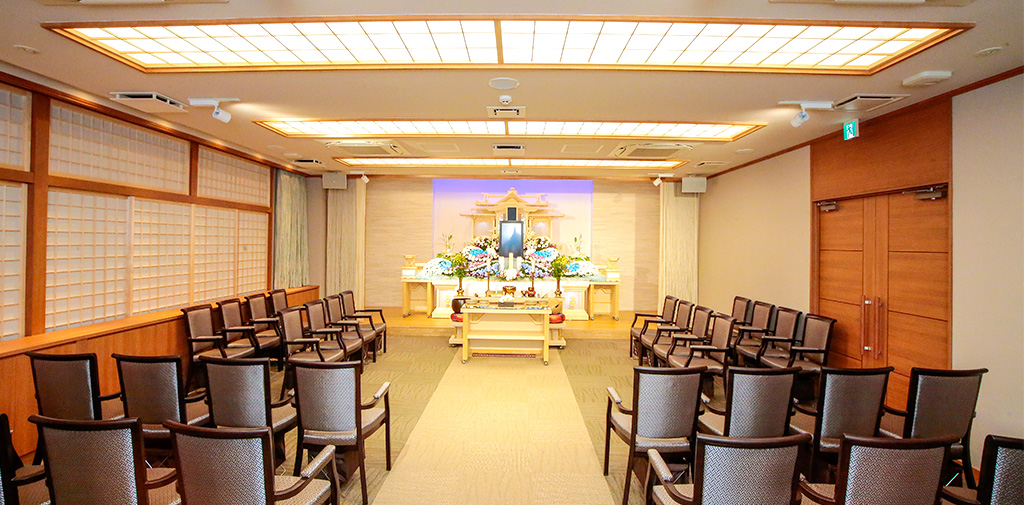和テイストの2階式場は家族葬から一般葬まで幅広く対応。