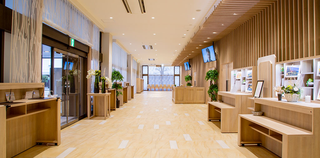 会葬者をお迎えする広く開放的なロビー（くろまつ）