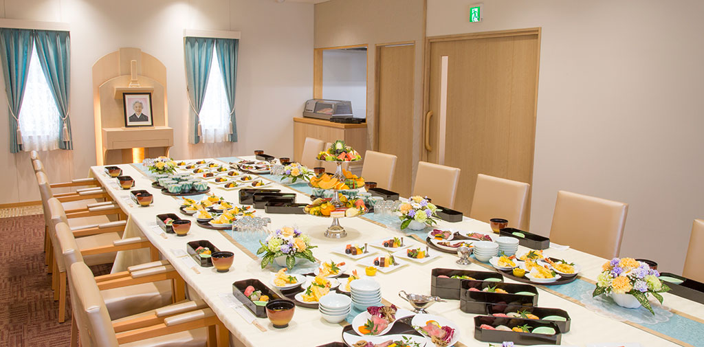 故人様を偲び語らう明るい会食所。