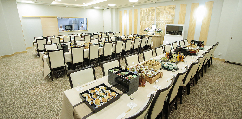 ご親戚や会葬者をしっかりおもてなしできる落ち着いた雰囲気の会食所。