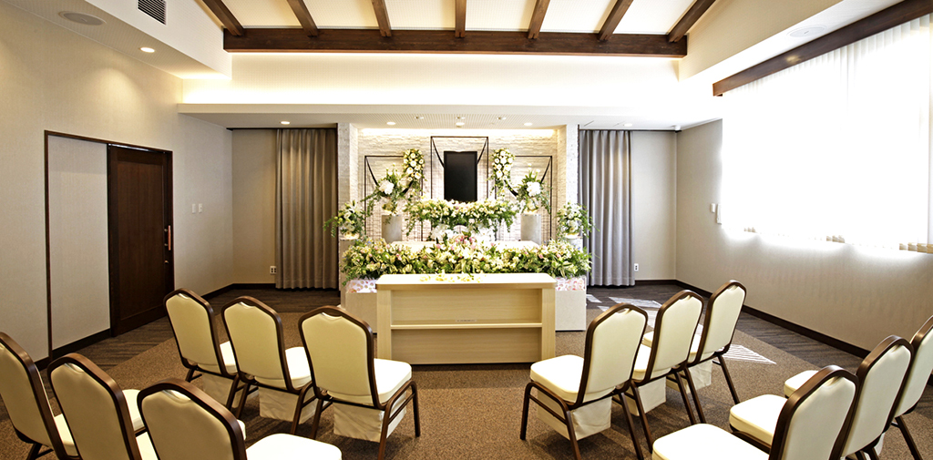 2階式場は自然で明るい雰囲気で家族葬に最適です。
