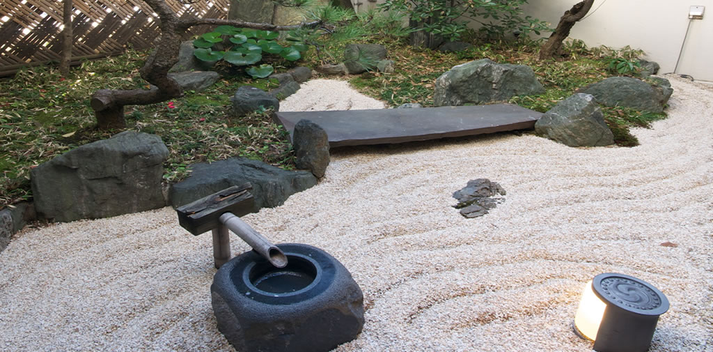 中庭の小さな日本庭園に心が和みます。
