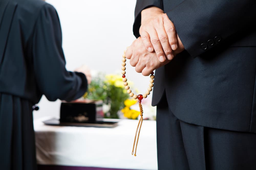 社葬とは会社が運営主体で行う葬儀┃事前準備と当日の流れを解説