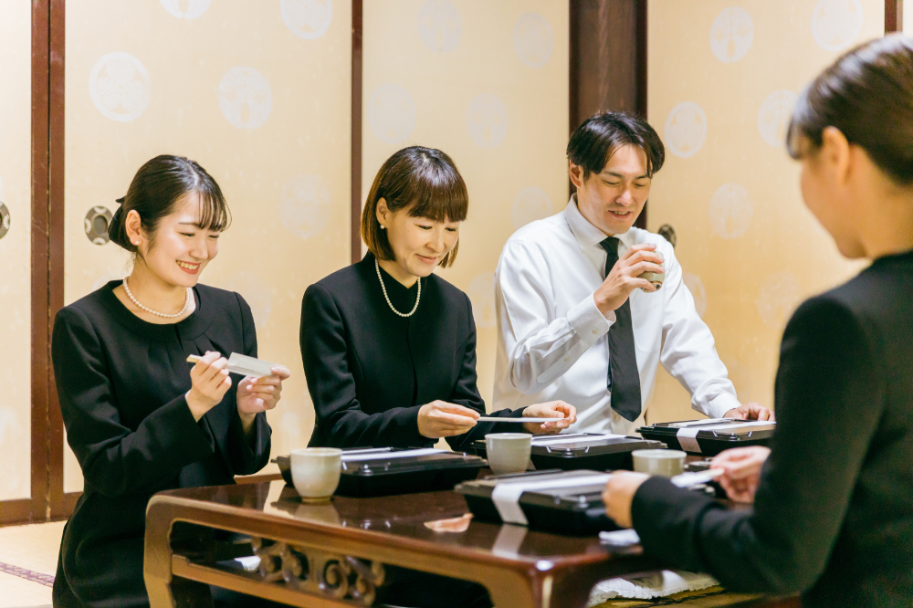 通夜振る舞いとは?流れと喪主の役割|挨拶を例文付きで解説!