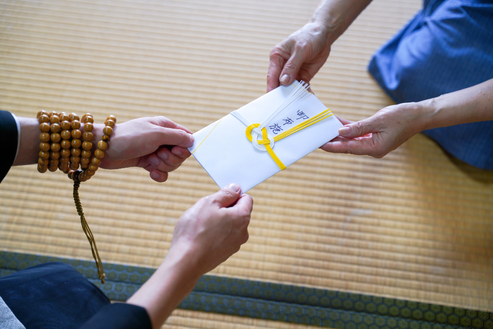 お布施の書き方とは?書く際の注意点や宗教による書き方の違いも解説