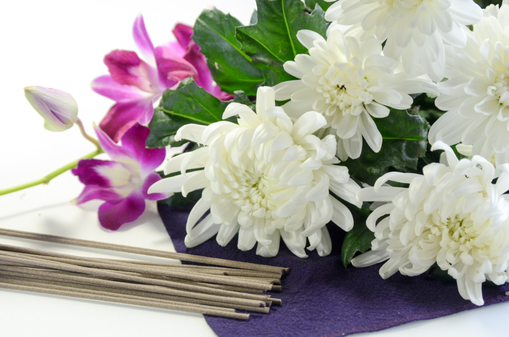 家族葬での供花の贈り方は？お花の種類や相場は？マナーも解説