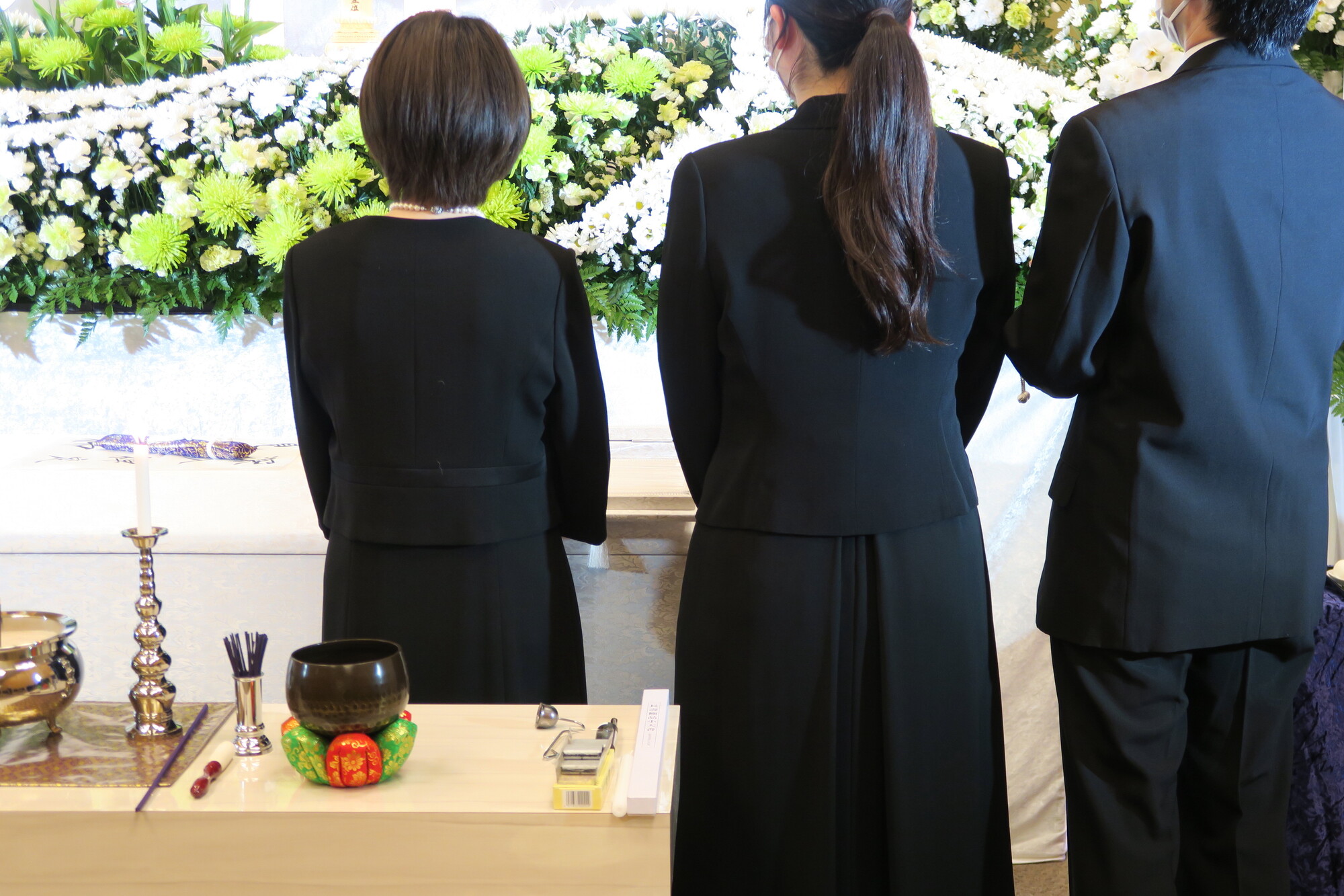 家族葬の弔電で知っておきたいマナーとは?送る目的や例文など分かりやすく解説 - 葬儀、家族葬なら株式会社サンライフ【公式】