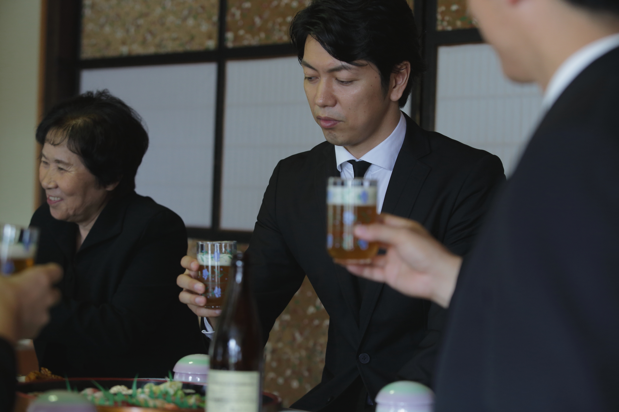 【例文あり】家族葬の献杯で行うあいさつとは?行う人やタイミング・気を付けるポイントを解説