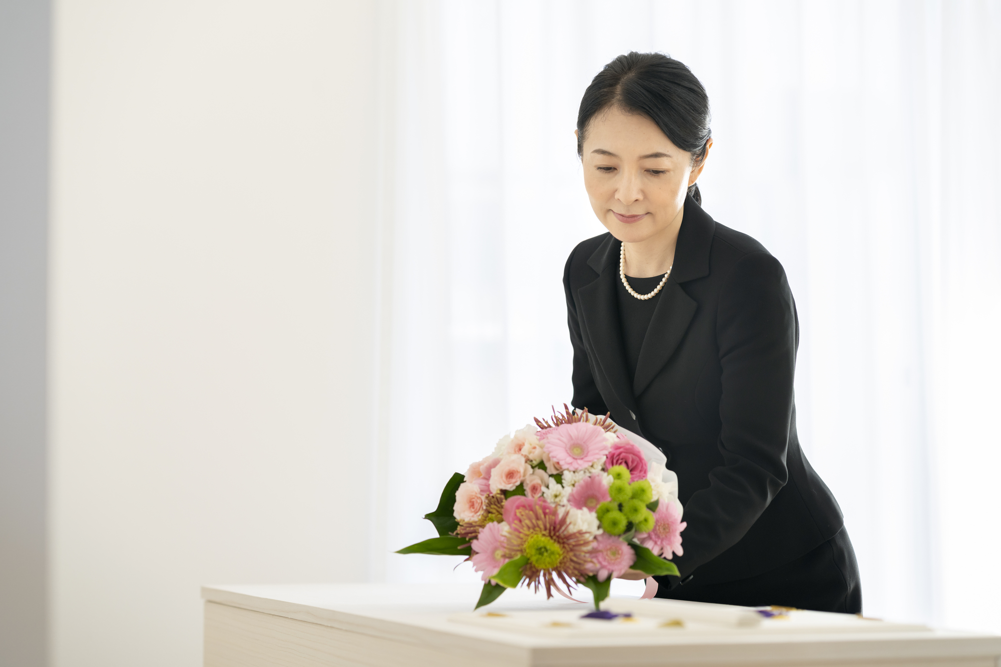 家族葬にお花 を贈ってもよい？　相場や手配する方法・断られた場合の対応など詳しく解説