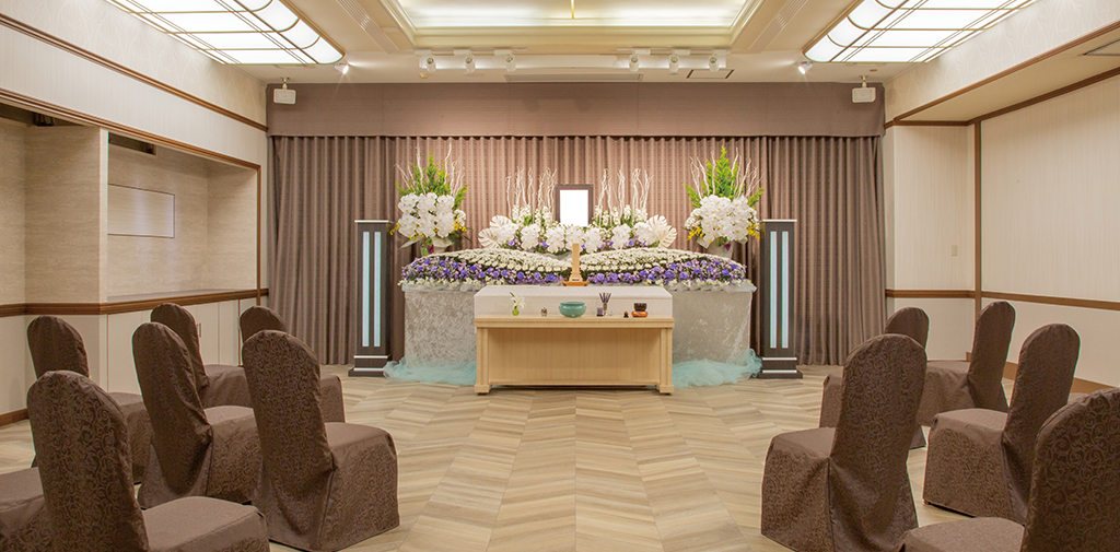 洋風祭壇で明るい雰囲気の家族葬式場（2階）