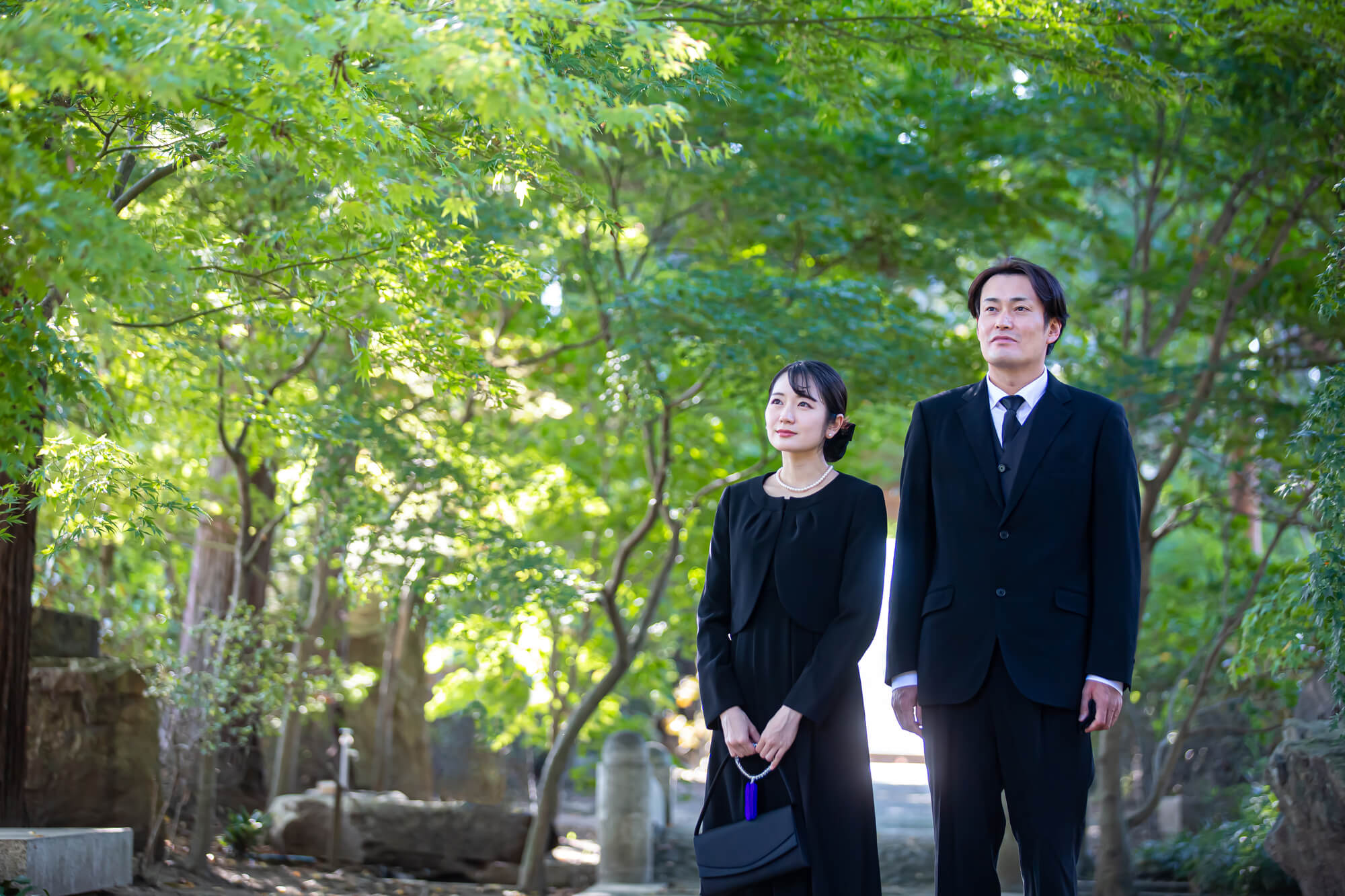家族葬にふさわしい服装・持ち物とは?通夜や後日訪問する際のマナーも解説