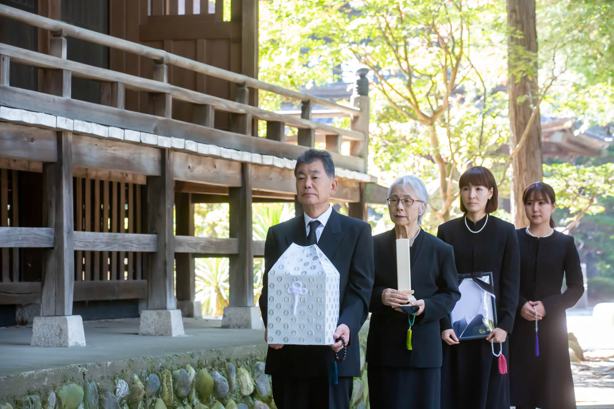 納骨費用の項目や金額の目安とは?納骨式の概要や流れ・安く抑える方法など分かりやすく解説