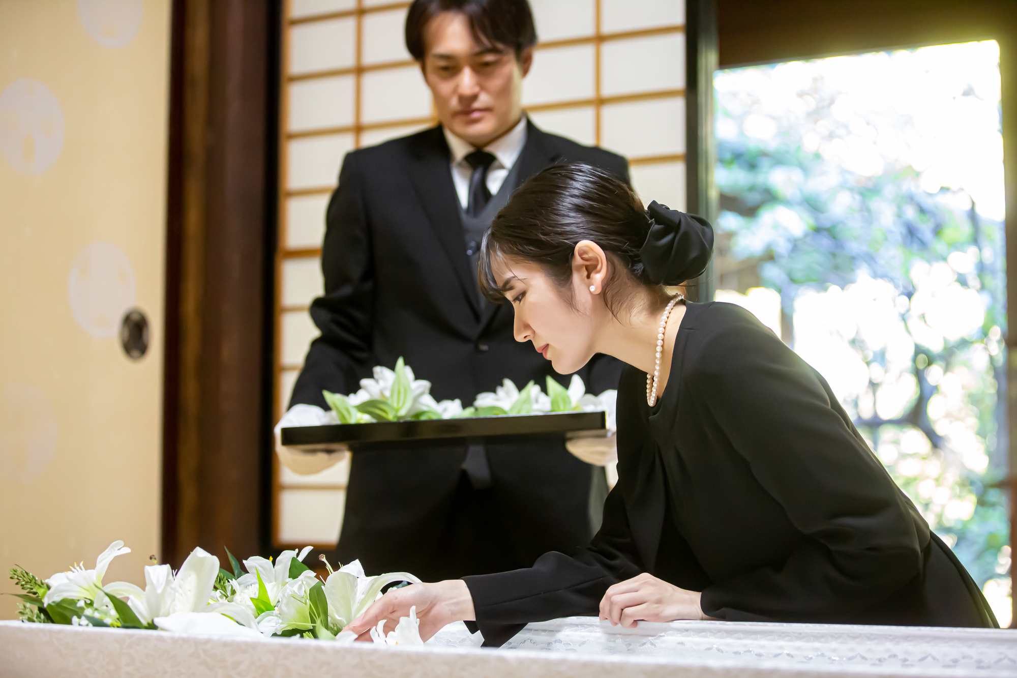 棺に入れるものは何がおすすめ？入れてはいけない副葬品や葬儀のマナーを解説