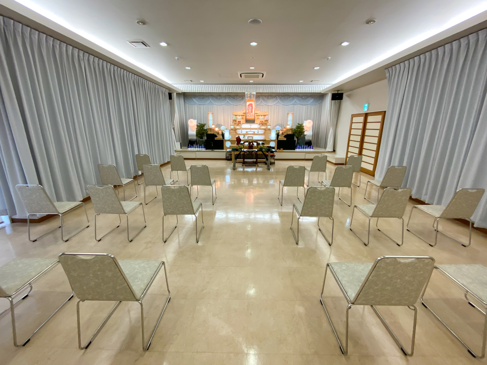 家族葬ホール（家族葬専用式場）と一般式場の違いとは？メリットや注意点を解説