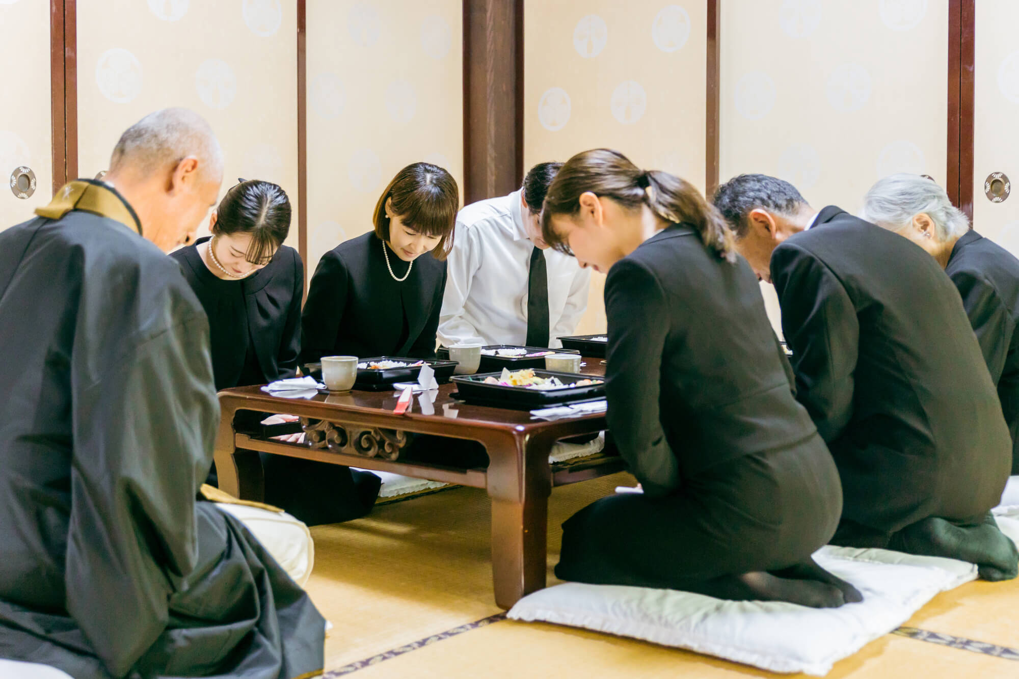 法事は何回忌まで行う?法要との違いや弔い上げのタイミング | 葬儀コラム | 【公式】サン・ライフのお葬式