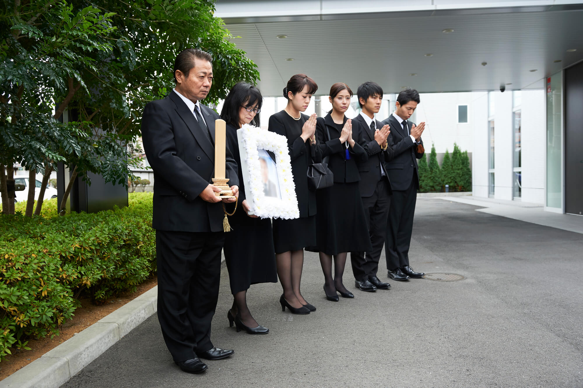 葬儀用に適した靴を女性・男性別で紹介!マナーや選び方を解説