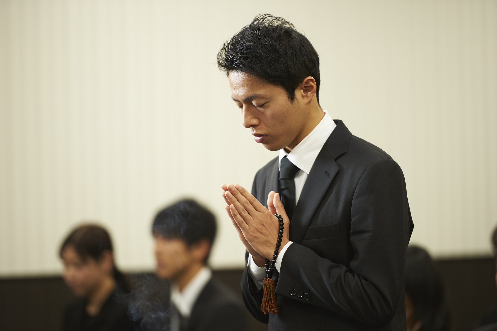 お葬式にビジネススーツはあり？男性の葬儀マナーや選び方のポイントを解説