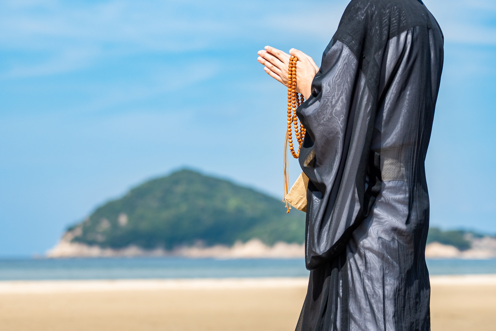 海に散骨するのはアリ？　海洋散骨の特徴や費用・服装マナーについて解説