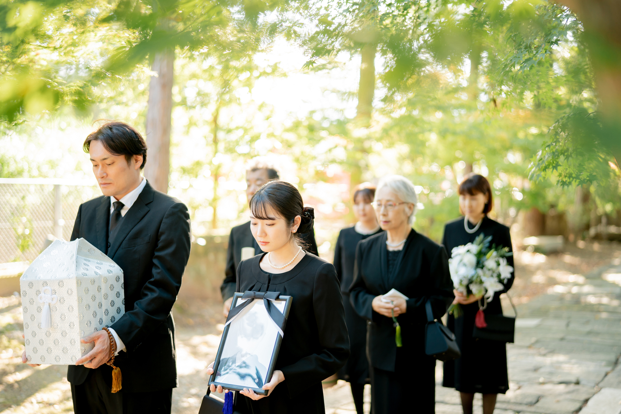 ご逝去とは? 言葉の意味や死去との違い、実際の使い方を解説