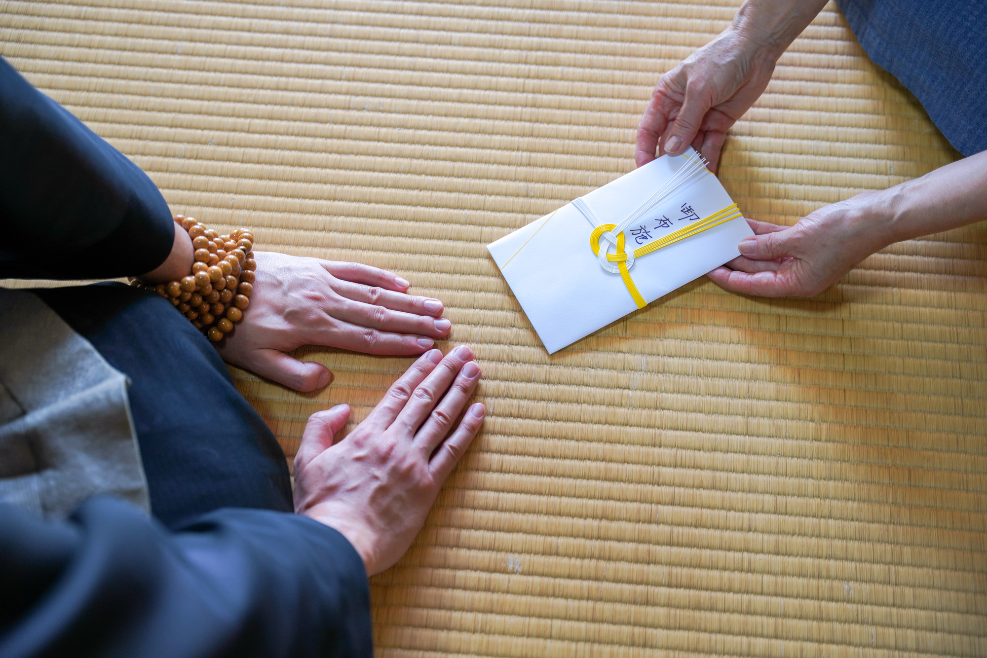 家族葬でお坊さんに渡すお布施の費用相場はいくら？　内訳やマナーを解説