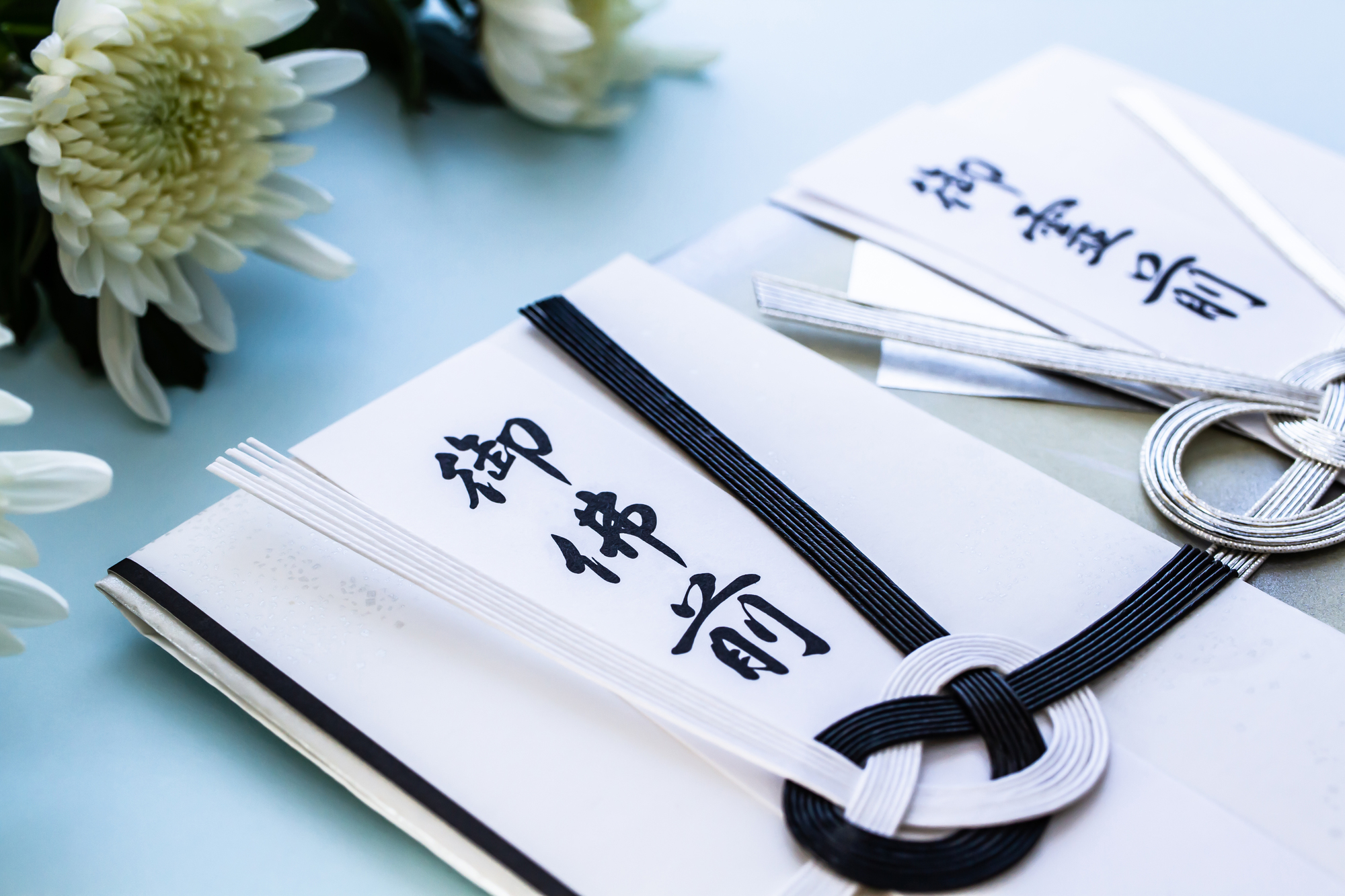 「御仏前」と「御霊前」の違いは？　表書きの書き方や金額相場を解説